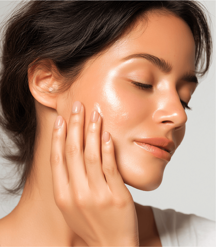 Persona aplicando cuidado de la piel, mano en la mejilla